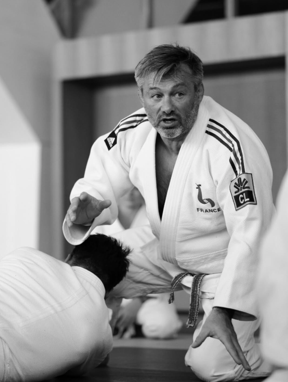 David Inquel transmettant les principes du judo sur un tatami